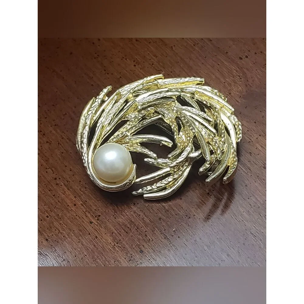 VINTAGE Brooch Goldtone Swirl Branches & Faux Pearl